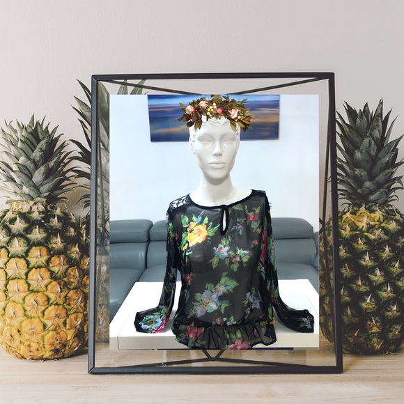 Floral very feminine blouse with slits on sleeves - Picture 2 of 8